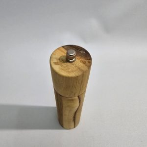 kryddkvarn för salt eller peppar gjord i trä
