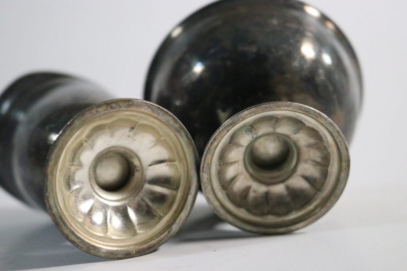 Elegant Gräddkanna och Sockerskål i Silverfinish – Klassiska Detaljer för Hemmet