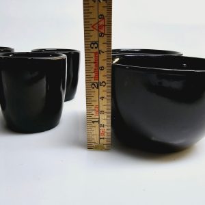 Elegant svart set med koppar och skålar – stilren design