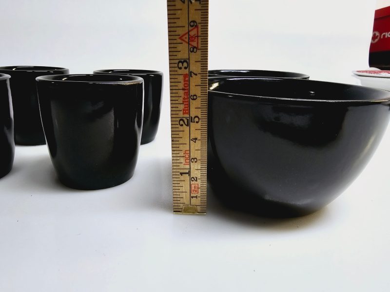 Elegant svart set med koppar och skålar – stilren design