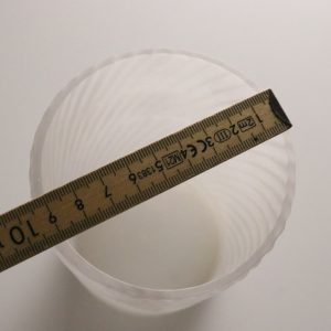 Vit avlång vas spiral dekor, frostat glas