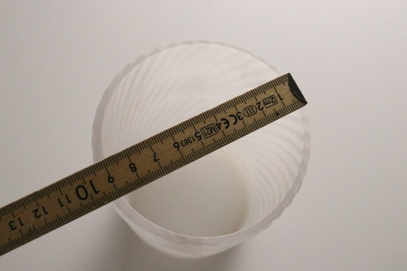 Vit avlång vas spiral dekor, frostat glas
