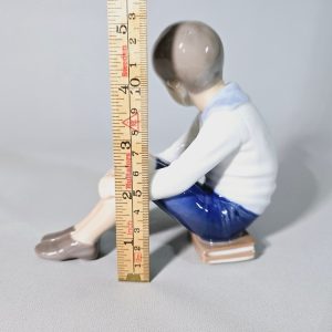 Figurin,  Bing & Gröndahl Pojke sittandes på en bok nr 1742