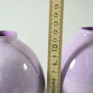 Ett par blomvaser i glas, lila