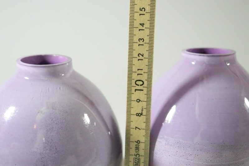 Ett par blomvaser i glas, lila