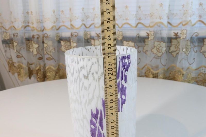 Cylinderformad glasvas, vit och lila dekor