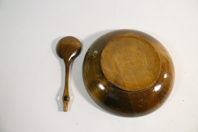 Handmålad träskål med sked – 20 cm i diameter