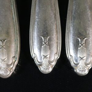 Antika Nysilverknivar – Stilfull Elegans för Ditt Matbord