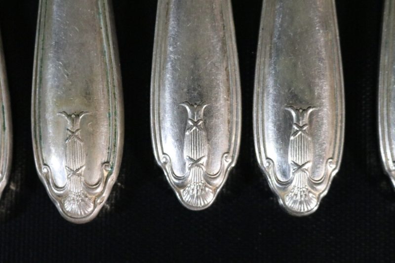 Antika Nysilverknivar – Stilfull Elegans för Ditt Matbord