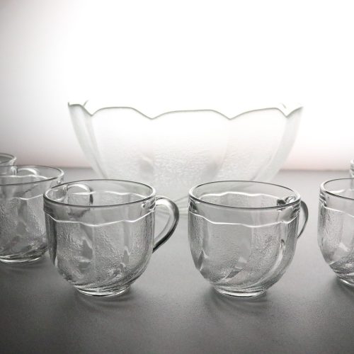 Vacker glasservis med stor skål och sex mindre glas