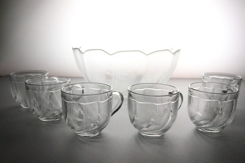 Vacker glasservis med stor skål och sex mindre glas