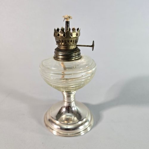 Liten fotogenlampa med metallfot. MÅTT: 16cm