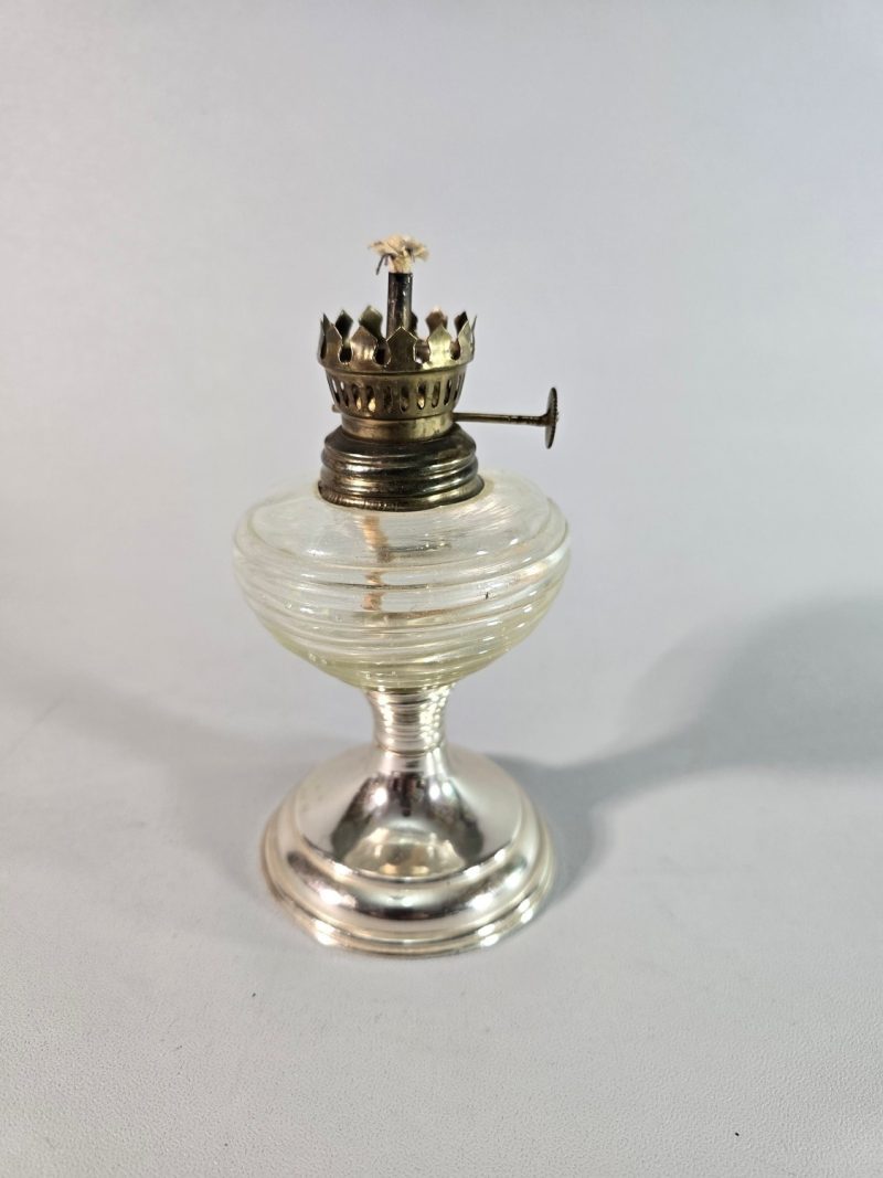 Liten fotogenlampa med metallfot. MÅTT: 16cm