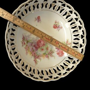 Charmig dekorativ tallrik med blomsterdesign – Klassisk elegans!