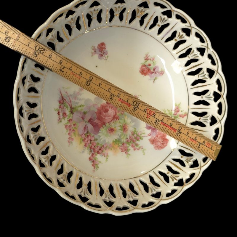 Charmig dekorativ tallrik med blomsterdesign – Klassisk elegans!