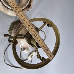 BORDSLAMPA, keramik och gulmetall, blomstermotiv, genombruten dekor, elektrifier