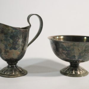 Elegant Gräddkanna och Sockerskål i Silverfinish – Klassiska Detaljer för Hemmet