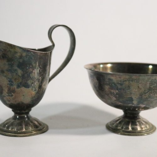 Elegant Gräddkanna och Sockerskål i Silverfinish – Klassiska Detaljer för Hemmet