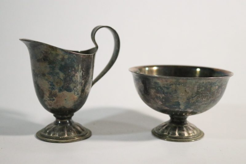 Elegant Gräddkanna och Sockerskål i Silverfinish – Klassiska Detaljer för Hemmet