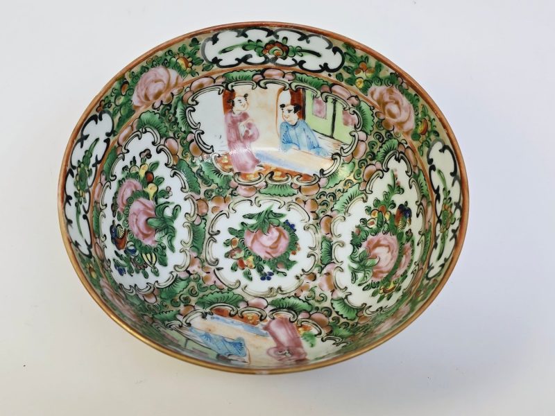 Antik kinesisk skål i klassisk Rose Medallion-stil