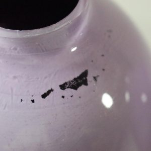 Ett par blomvaser i glas, lila