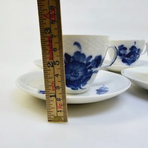 Fyra Eleganta Royal Copenhagen Blue Flower-koppar med fat – tidlös skönhet