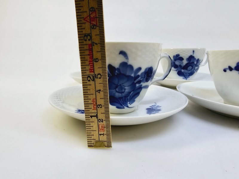 Fyra Eleganta Royal Copenhagen Blue Flower-koppar med fat – tidlös skönhet
