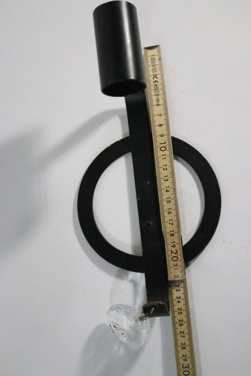 Väggljusstake, svart metall med glasprisma