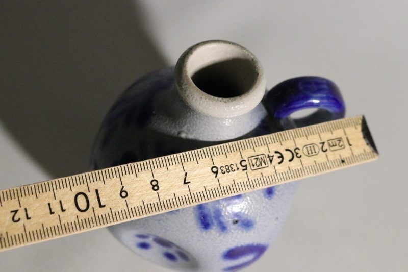 Vintage Kannan i Keramik med Handmålat Blått Mönster – 11 cm