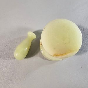 Liten mortel med stöt i alabaster
