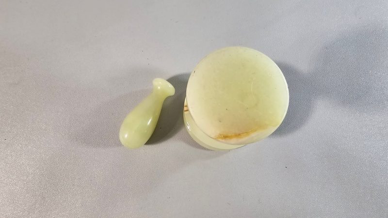 Liten mortel med stöt i alabaster