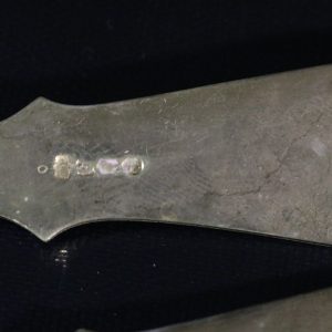 Elegant Antikt Set med Handsmidda Smörknivar i Nysilver