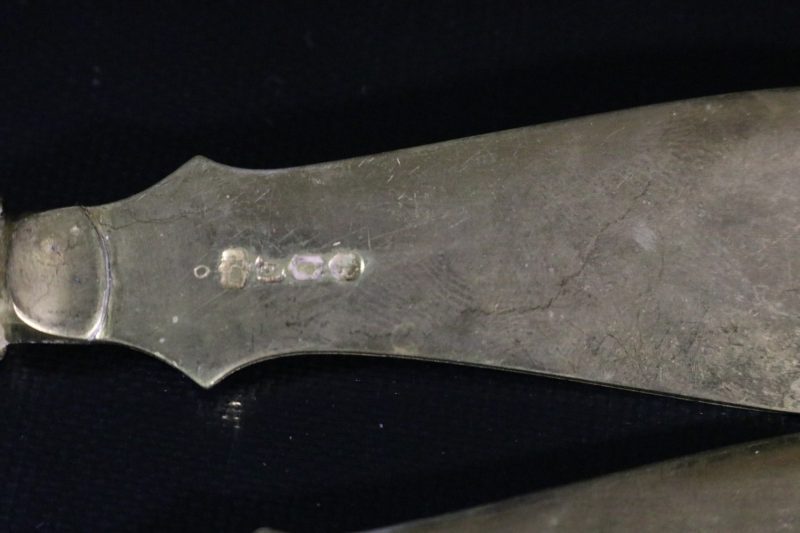 Elegant Antikt Set med Handsmidda Smörknivar i Nysilver