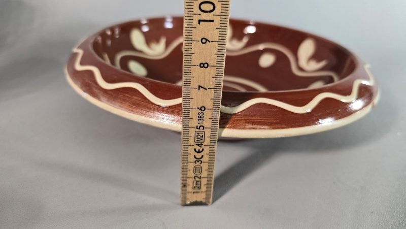 SKÅL, AJ HÖGANÄS,  spillkum med allmogemålning D23cm