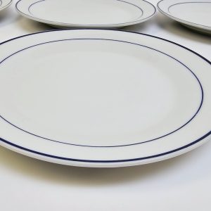 Elegant servis: 6 tallrikar med stilren design och blå kant