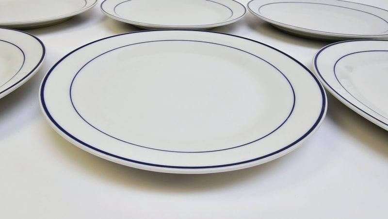 Elegant servis: 6 tallrikar med stilren design och blå kant