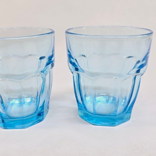 Stilrena blå glas från Duralex – Perfekta för sommarens dukning!