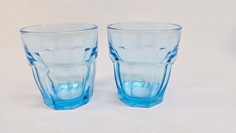 Stilrena blå glas från Duralex – Perfekta för sommarens dukning!