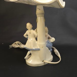 Titel: Romantisk bordslampa med porslinsfigurer – Klassisk och charmfull