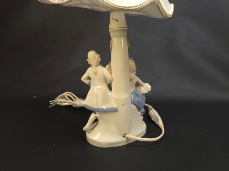 Titel: Romantisk bordslampa med porslinsfigurer – Klassisk och charmfull