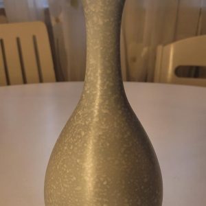 Vacker vas i keramik, ljusblå med guld i mynningen, 23cm