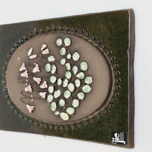 Figurin,  Bing & Gröndahl Pojke sittandes på en bok nr 1742
