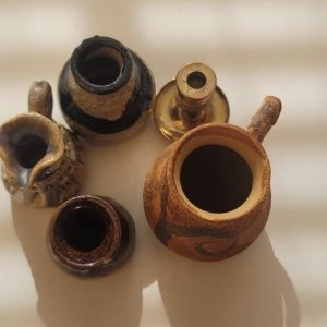 Miniatur vaser, kannor ljusstake i mässing