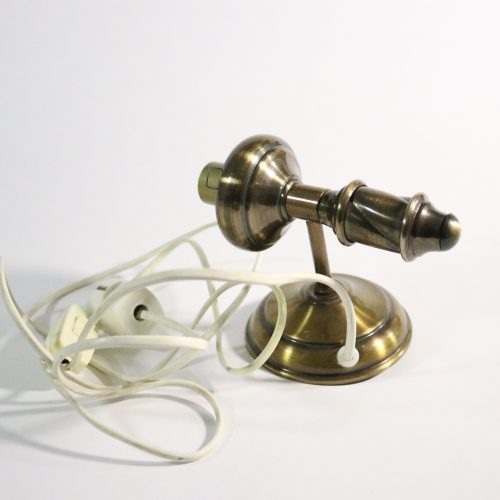 Vintage vägglampa i mässing – Charmig antik stil för klassisk inredning