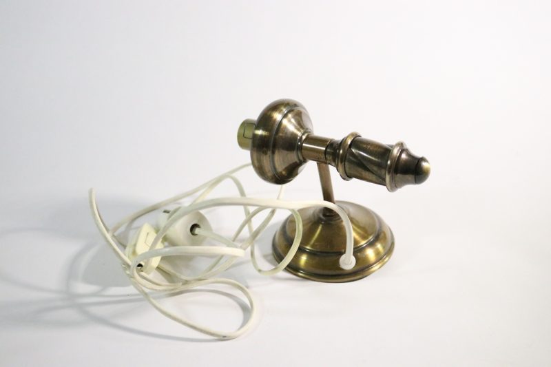 Vintage vägglampa i mässing – Charmig antik stil för klassisk inredning