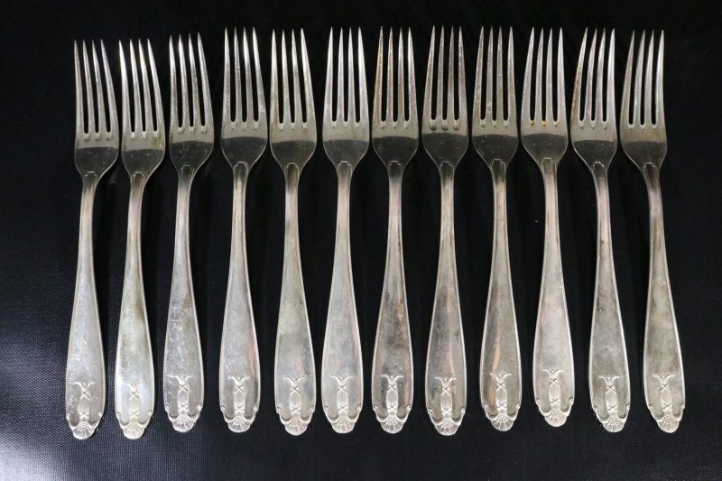 Antikt Set med Eleganta Nysilvergafflar – Ett Klassiker i Din Dukning