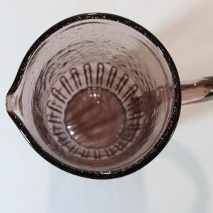 Tillbringare med bubblor i glaset, tillverkat av återvunnet glas