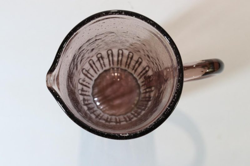 Tillbringare med bubblor i glaset, tillverkat av återvunnet glas