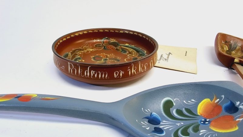 Handmålade Föremål med Norsk Rosmålning – Traditionellt Hantverk