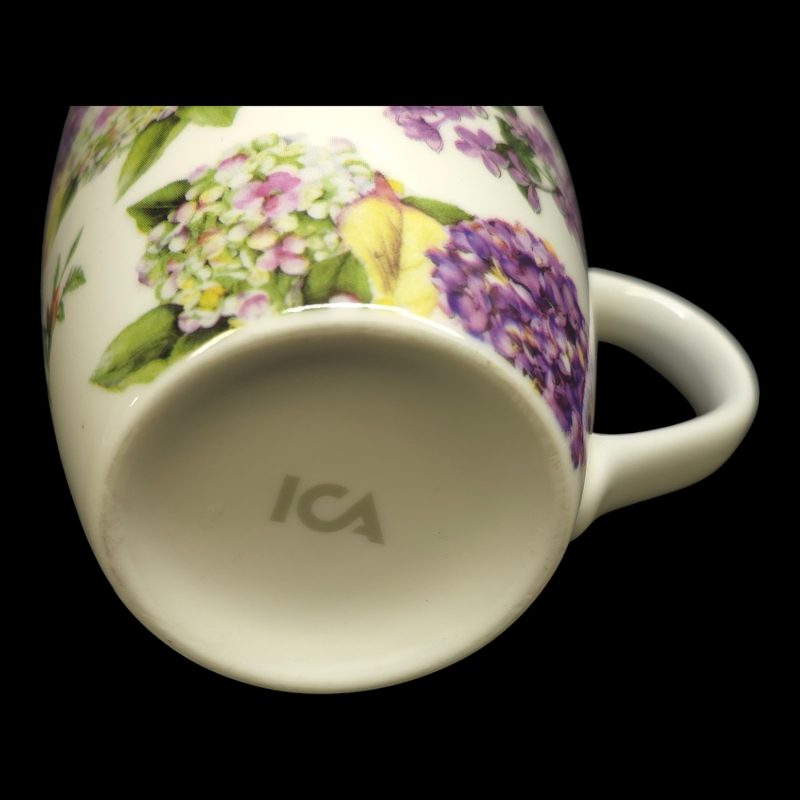 Charmig mugg med blommotiv och fjäril – Perfekt för naturälskare!